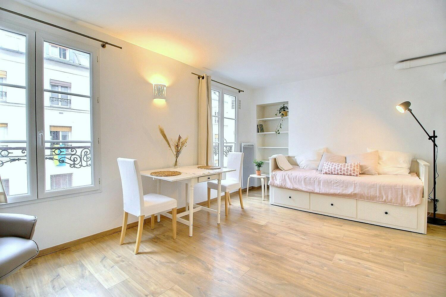 Studio for rent for €1,166 per month in Paris, Rue des Vinaigriers