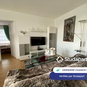 Apartment for rent for €1,080 per month in Reims, Rue Bertrand de Mun