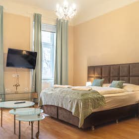 Appartement te huur voor € 1.200 per maand in Vienna, Wiedner Hauptstraße