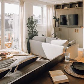 Studio for rent for €2,649 per month in Paris, Rue des Dames