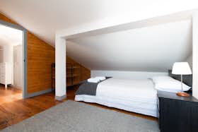 Apartment for rent for €2,700 per month in Lisbon, Rua Saraiva de Carvalho
