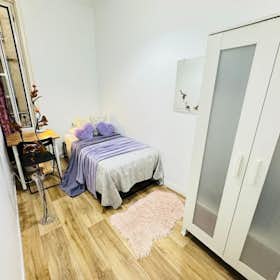 Private room for rent for €415 per month in Madrid, Calle de Ferraz