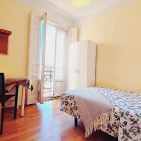 Private room for rent for €639 per month in Madrid, Calle de Toledo