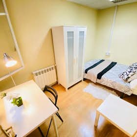 Private room for rent for €600 per month in Madrid, Plaza de Santa Bárbara