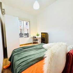 Private room for rent for €552 per month in Madrid, Calle de Ferraz