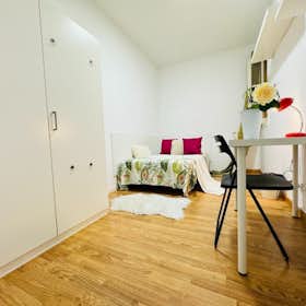 Private room for rent for €423 per month in Madrid, Calle de Ferraz