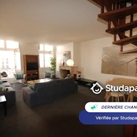 Apartment for rent for €1,897 per month in Bordeaux, Rue des Remparts