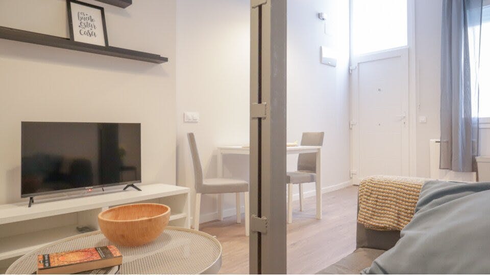 Appartement te huur voor € 990 per maand in Madrid, Paseo de Perales