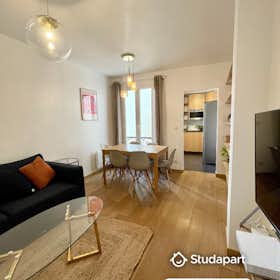 Apartment for rent for €2,350 per month in Paris, Rue Popincourt