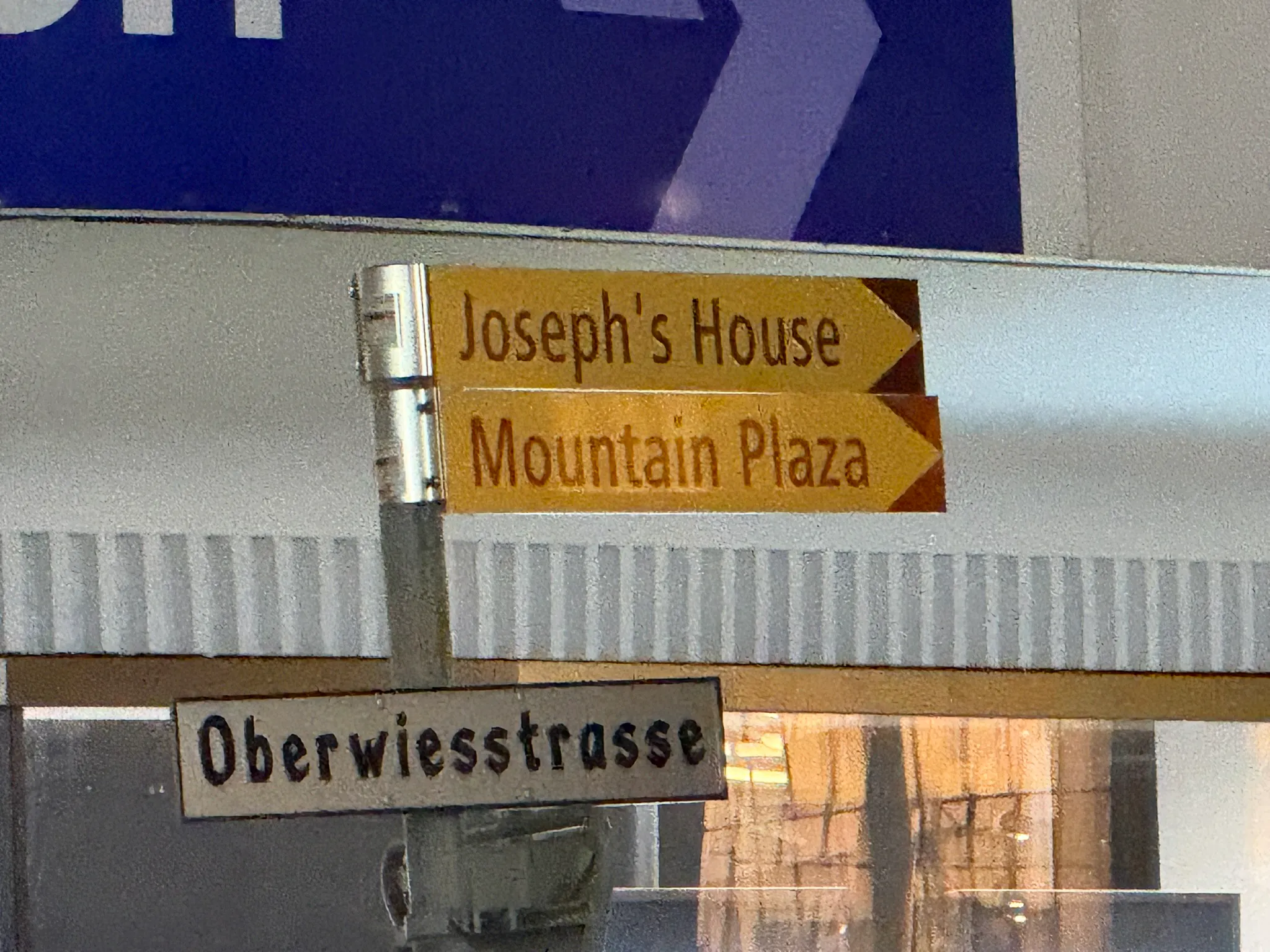 Edenstrasse, Davos preview