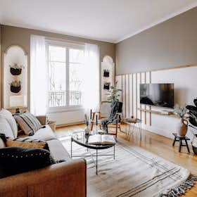 Apartment for rent for €4,066 per month in Paris, Avenue de Versailles