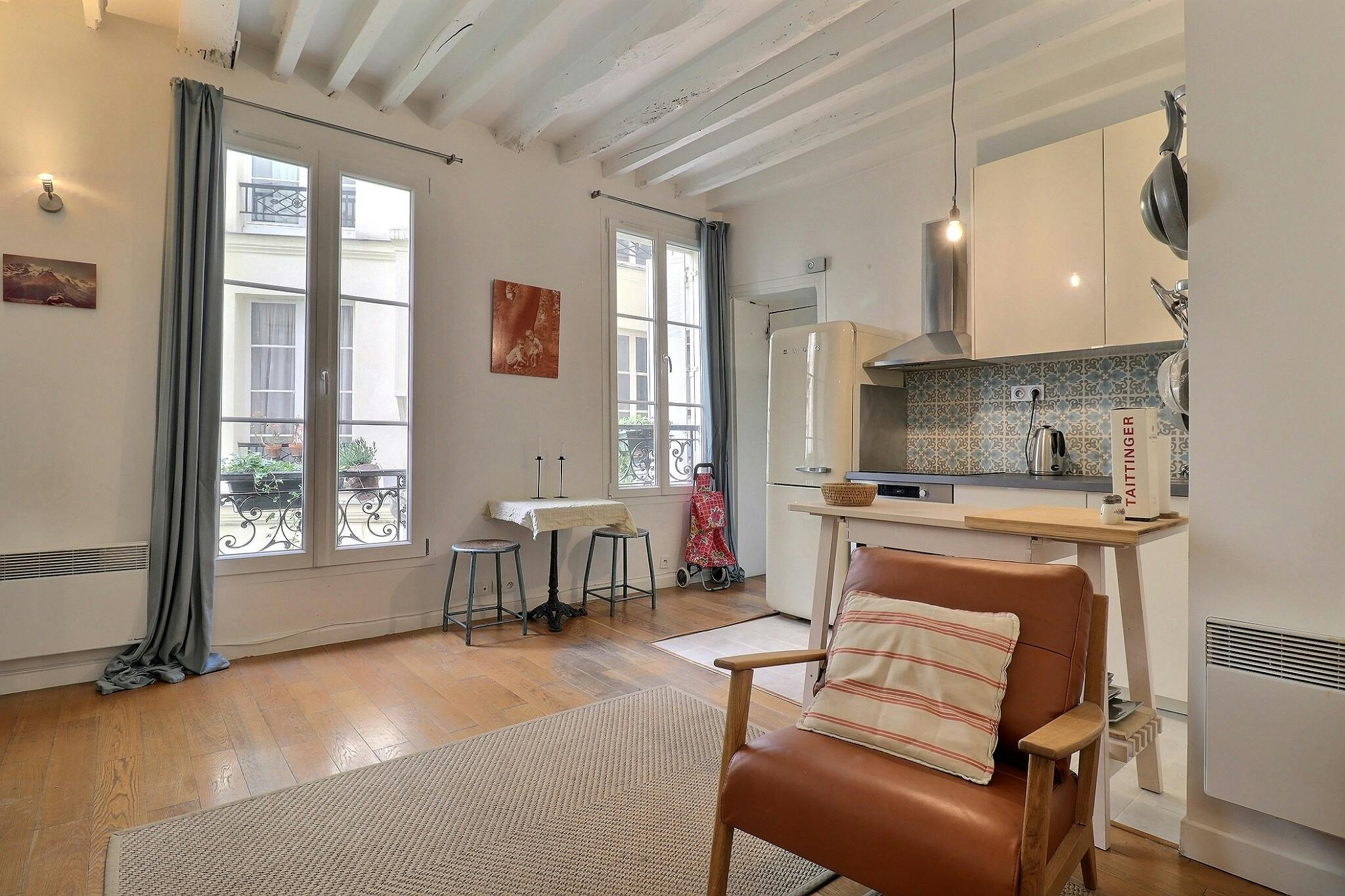 Apartment for rent for €3,408 per month in Paris, Rue de Saintonge