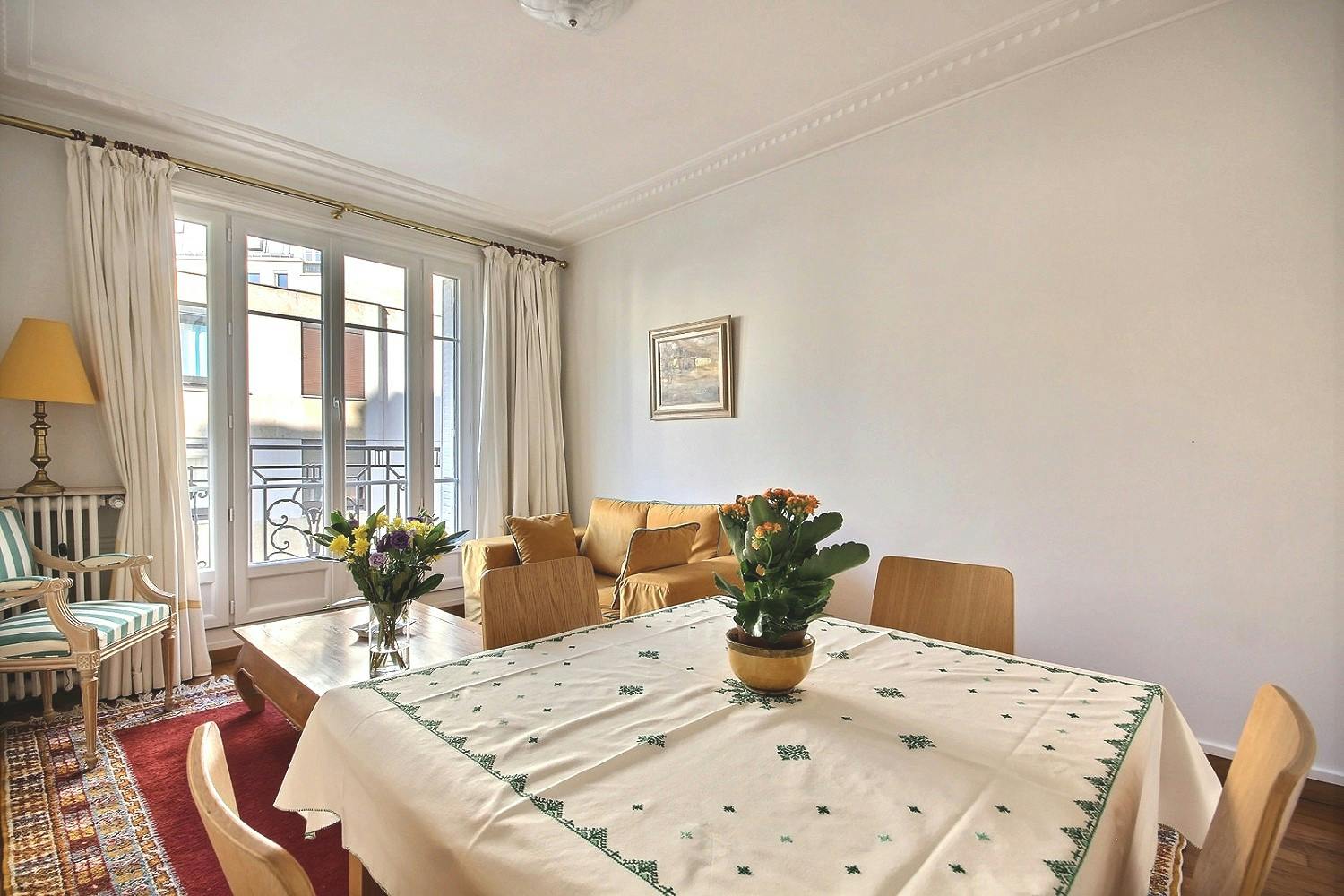 Apartment for rent for €2,012 per month in Paris, Rue Saint-Hubert