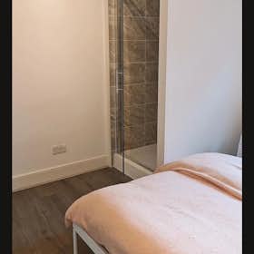Private room for rent for €1,344 per month in London, Leander Road