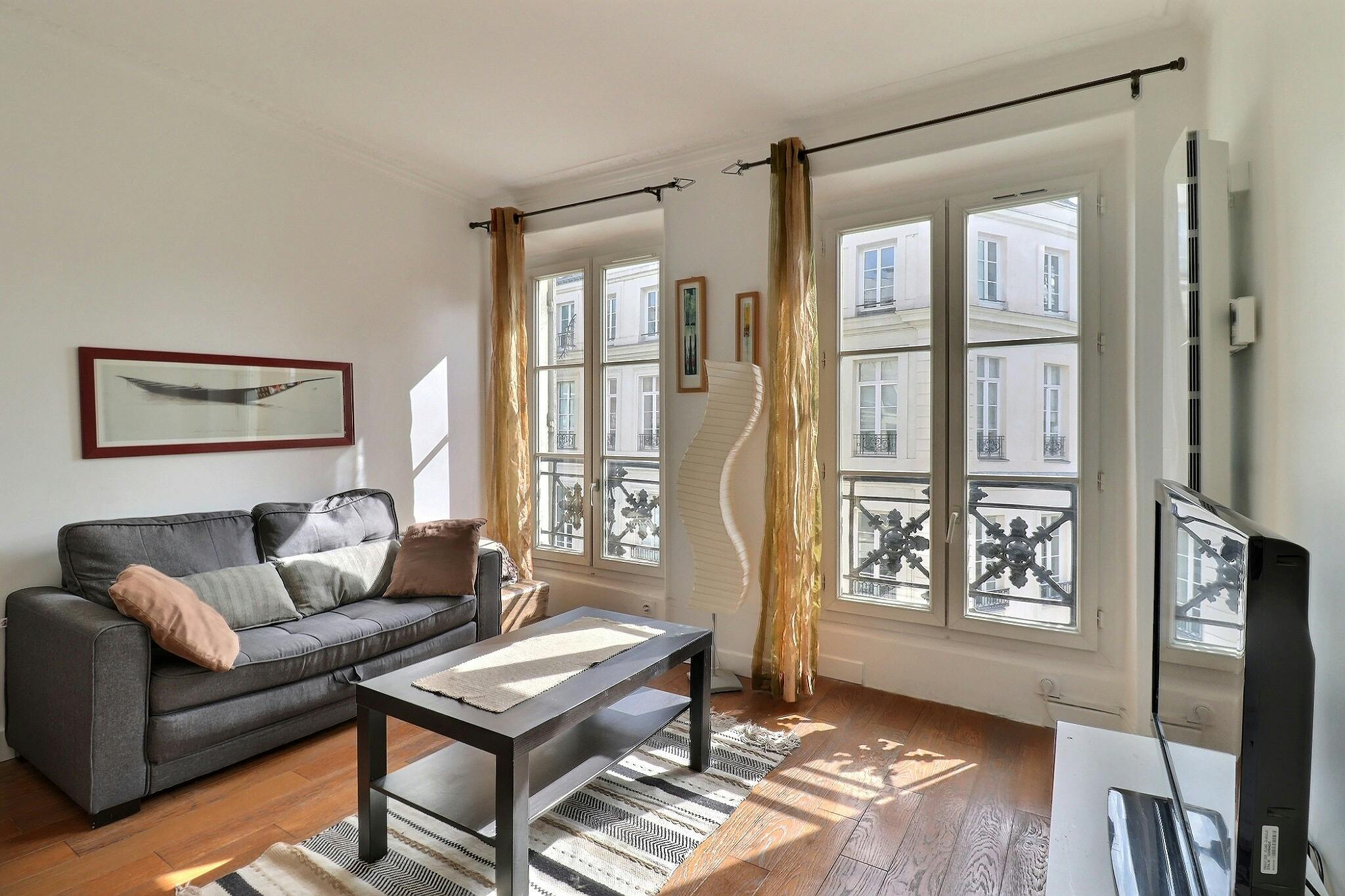 Apartment for rent for €1,700 per month in Paris, Rue Montmartre