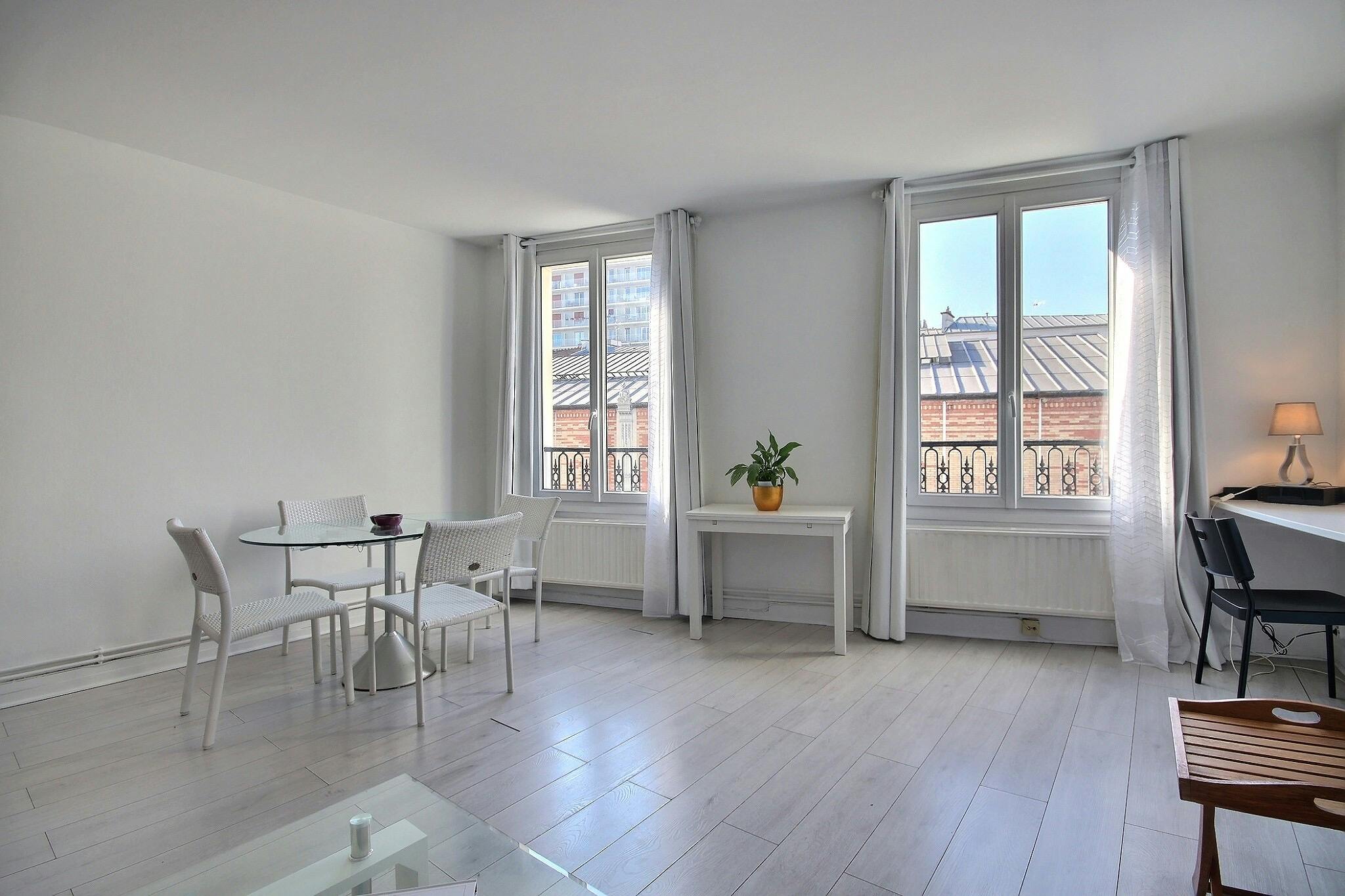Apartment for rent for €2,108 per month in Paris, Boulevard de Grenelle