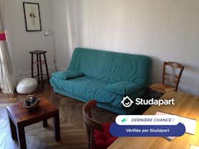 Apartment for rent for €1,080 per month in Lyon, Rue de Trion