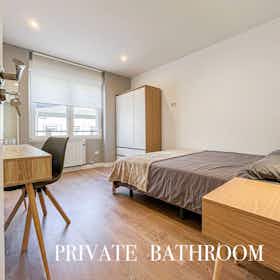 Отдельная комната сдается в аренду за 420 € в месяц в Oviedo, Avenida de Pumarín