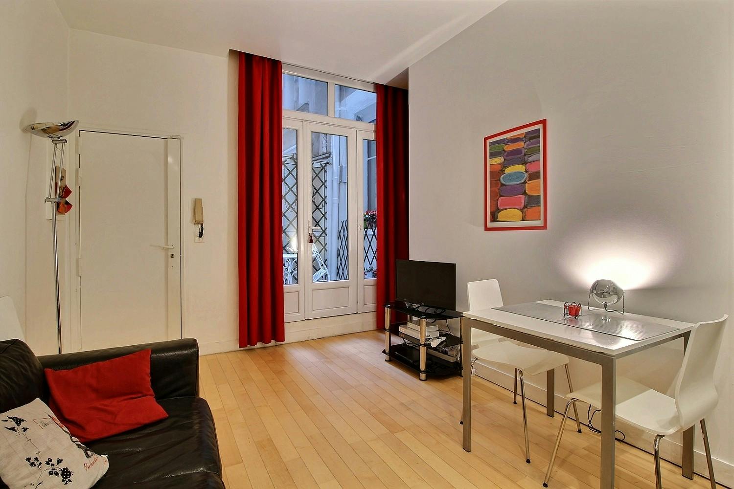 Apartment for rent for €1,536 per month in Paris, Rue des Lombards