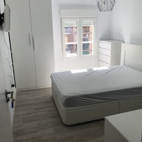 Private room for rent for €475 per month in Valencia, Avinguda de la Constitució