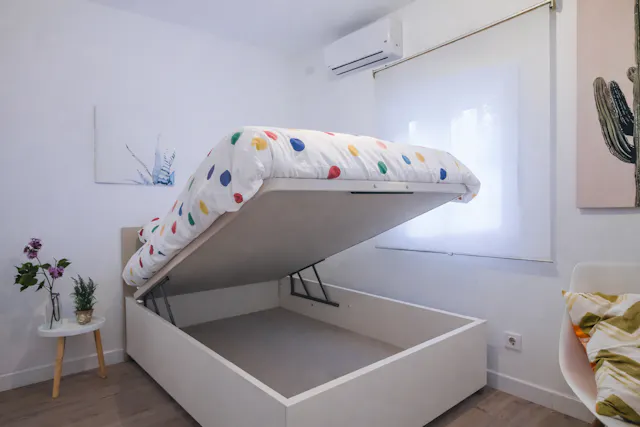 Shared room in Calle de Arlanza, Madrid (1306458) room image 2