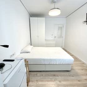 Private room for rent for €575 per month in Valencia, Avinguda de Burjassot