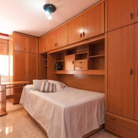Private room for rent for €480 per month in L'Hospitalet de Llobregat, Avinguda Mare Déu de Bellvitge