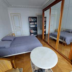 Private room for rent for €800 per month in Paris, Boulevard des Batignolles