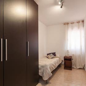 Private room for rent for €450 per month in L'Hospitalet de Llobregat, Avinguda Mare Déu de Bellvitge