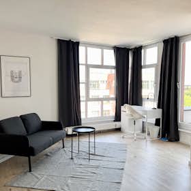 Apartment for rent for €2,200 per month in Berlin, Glasower Straße