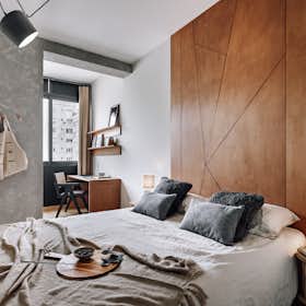 Apartment for rent for €2,938 per month in Barcelona, Carrer de Villarroel