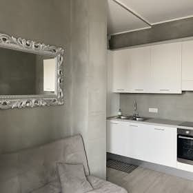 Apartment for rent for €1,800 per month in Milan, Via San Basilio