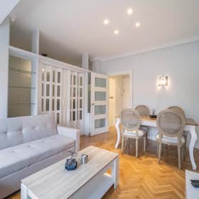Apartment for rent for €2,160 per month in Madrid, Calle del Poeta Joan Maragall