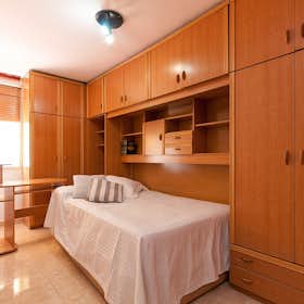 Private room for rent for €480 per month in L'Hospitalet de Llobregat, Avinguda de la Mare de Déu de Bellvitge