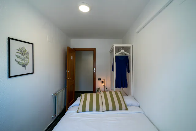 Private room in Carrer Serpis, Valencia (1310055) room image 1