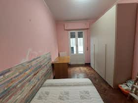 Private room for rent for €400 per month in Parma, Piazza Ghiaia