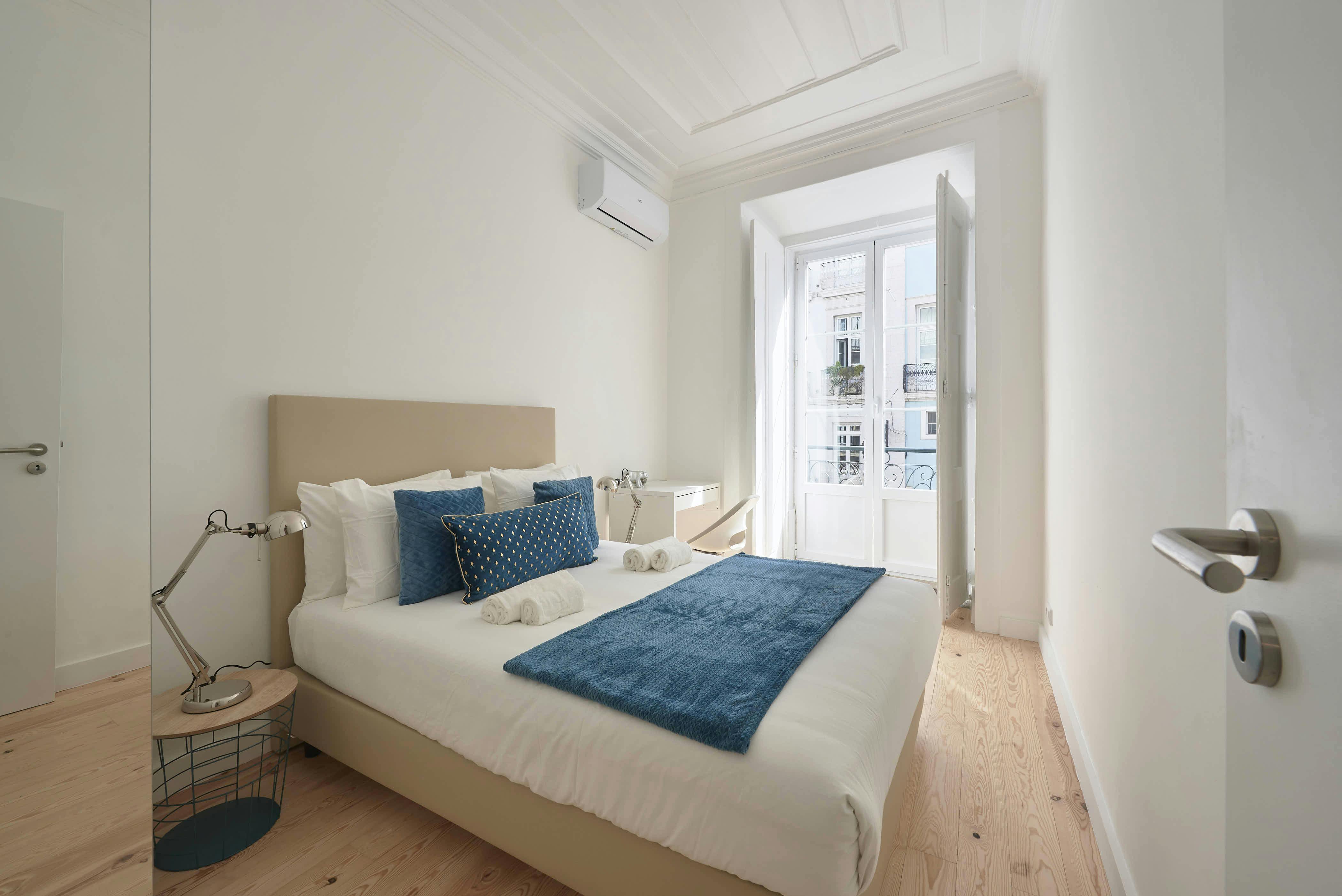 Apartment for rent for €3,250 per month in Lisbon, Rua da Misericórdia