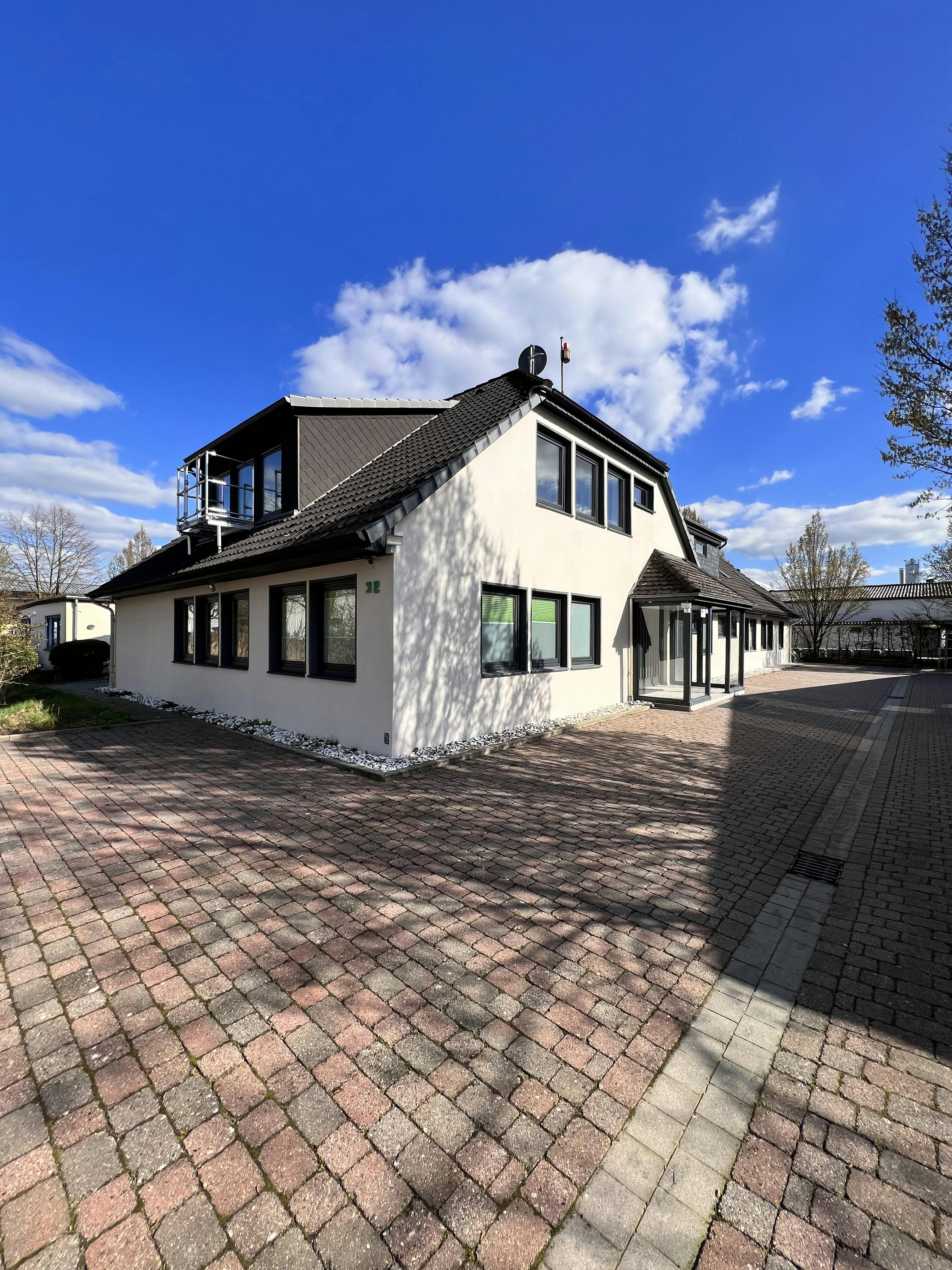 Hus att hyra för 5 352 € i månaden i Oyten, Industriestraße