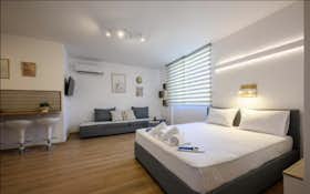 单间公寓 正在以 €1,500 的月租出租，其位于 Spata Loutsas, Feraiou Riga