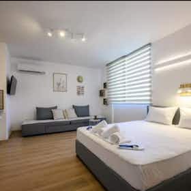 单间公寓 正在以 €1,500 的月租出租，其位于 Spata Loutsas, Feraiou Riga