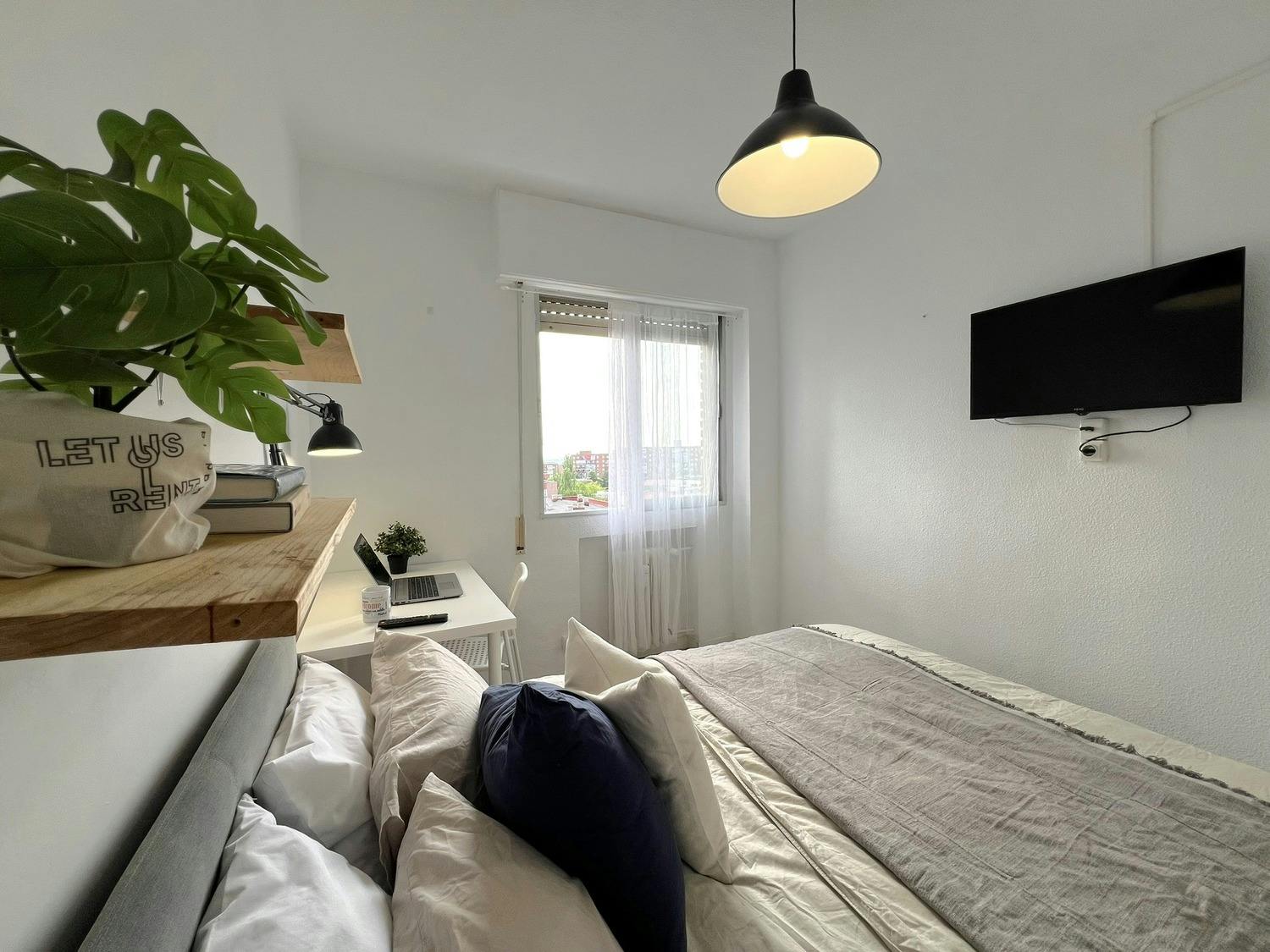 Private room for rent for €675 per month in Madrid, Calle de Camarena