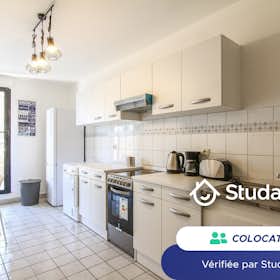 Private room for rent for €740 per month in Rueil-Malmaison, Avenue d'Alsace-Lorraine