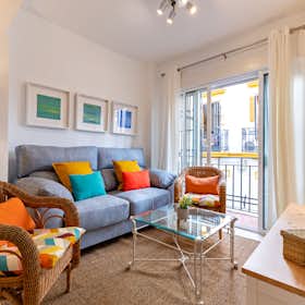 Apartment for rent for €1,850 per month in Sevilla, Calle Alfaqueque