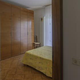 Appartement te huur voor € 1.800 per maand in Grandate, Via Giovanni Pascoli