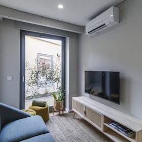 Apartment for rent for €1,000 per month in Porto, Calçada do Carregal