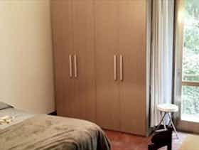 私人房间 正在以 €400 的月租出租，其位于 Piacenza, Viale dei Patrioti