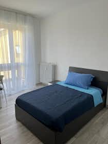 Private room for rent for €620 per month in Milan, Via Concilio Vaticano II