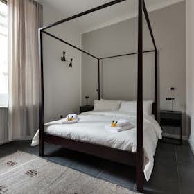 Apartment for rent for €2,150 per month in Milan, Via Giovanni Battista Bertini