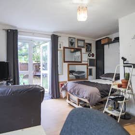 Private room for rent for €1,574 per month in London, Camilla Road