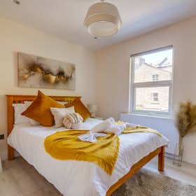 Apartment for rent for £3,200 per month in London, Kellett Road